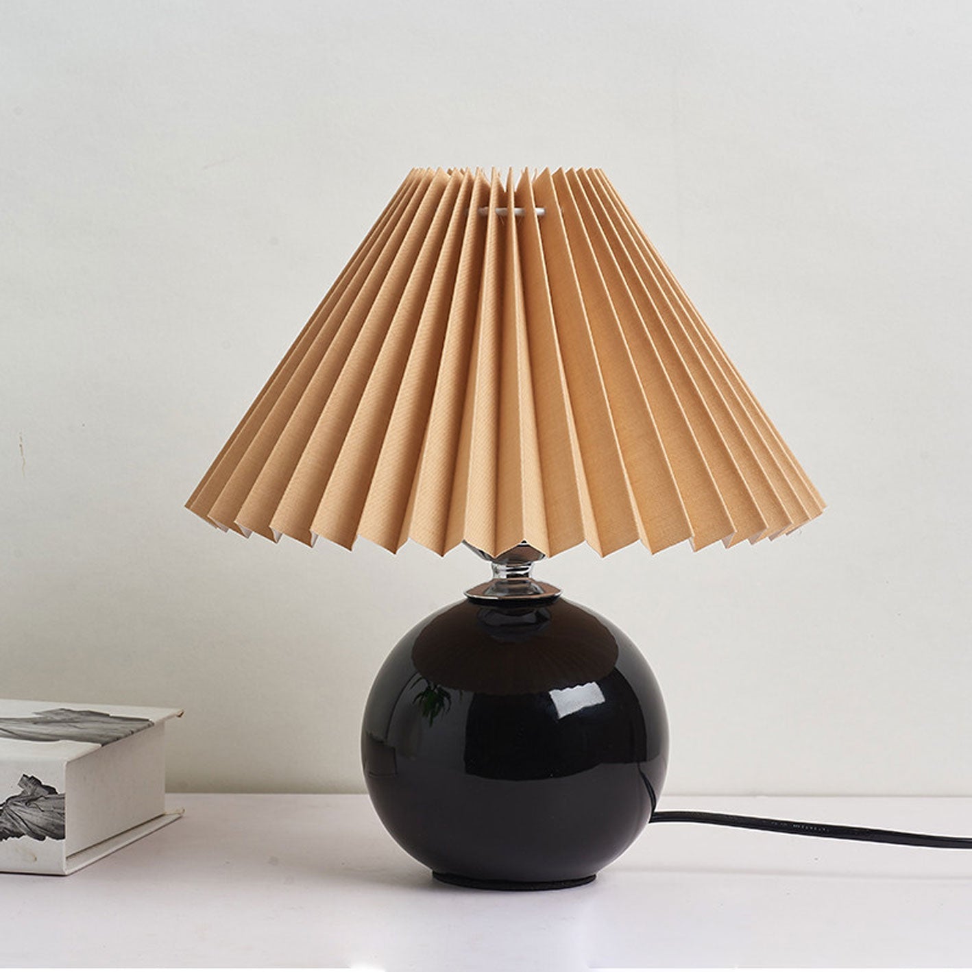 Nordic Minimalist Ceramic Pleated 1-Light Table Lamp Cuvalon